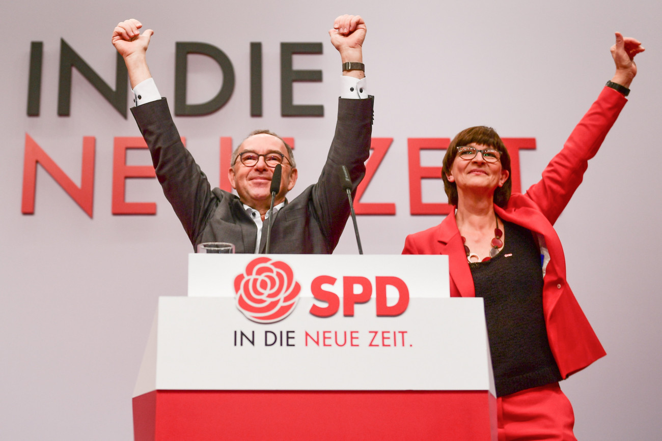 Berlin, 2019. december 6.
Saskia Esken (j) és Norbert Walter-Borjans, a nagykoalícióban kormányzó Német Szociáldemokrata Párt (SPD) megválasztott társelnökei a párt berlini kongresszusán 2019. december 6-án.
MTI/EPA/Clemens Bilan