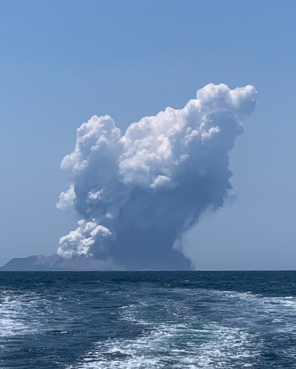 Fehér-sziget, 2019. december 9.
A Michael Schade által közreadott képen hamut lövell az új-zélandi Fehér-sziget tűzhányója 2019. december 9-én. A Whakaariként is ismert lakatlan szigeten legkevesebb öt kiránduló életét vesztette, és sokan eltűntek a vulkánkitörésben.
MTI/EPA/Michael Schade