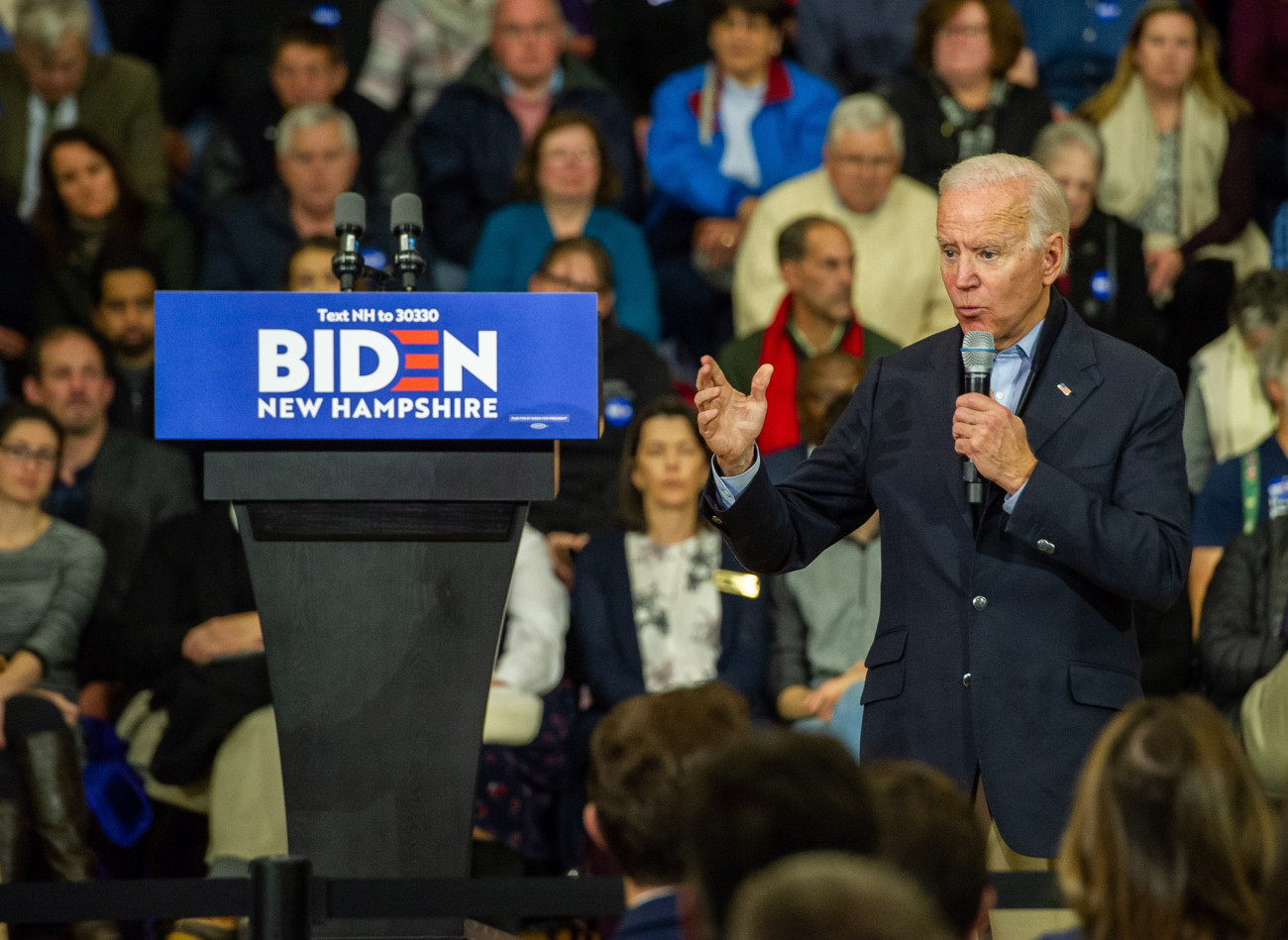 A Demokrata Párt elnökjelöltségére pályázó Joe Biden volt amerikai alelnök beszél a párt kampányrendezvényén a New Hampshire-i Nashuában 2019. december 8-án. Az első előválasztást 2020. február 11-én rendezik New Hampshire-ben, az elnökválasztást november 3-án tartják.
MTI/EPA/Amanda Sagba