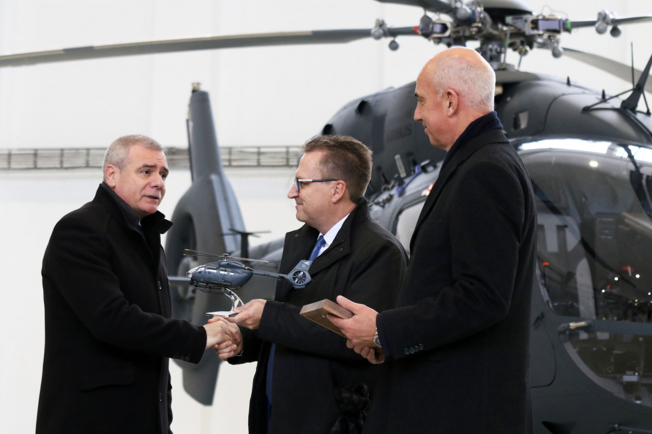 Szabó István, a Honvédelmi Minisztérium honvédelmi államtitkára (b) egy makettet vesz át Jens Siebrechttől, az Airbus regionális alelnökétől (j) és Axel Humperttól, az Airbus H145 program vezetőjétől (k) a Magyar Honvédség új beszerzésű Airbus H145M helikoptereinek átadásán az MH 86. Szolnok Helikopter Bázis hangárjában 2019. december 13-án.
MTI/Mészáros János