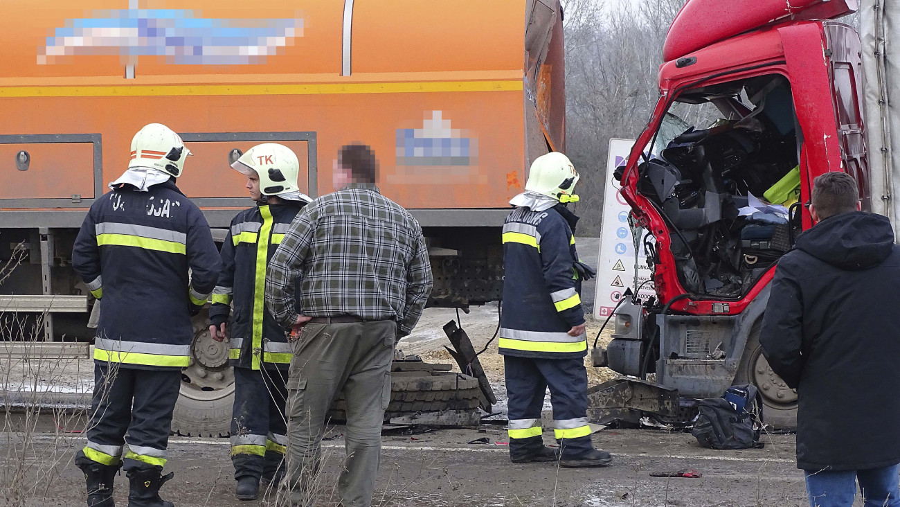 Tiszakürt, 2019. december 13.
Összeroncsolódott gépjárművek a 44-es főúton Tiszakürtnél 2019. december 13-án. Egy műszaki hiba miatt álló gépkocsi mögött járműsor torlódott fel, amely végén lévő teherautónak (balra) - eddig tisztázatlan körülmények között - egy tehergépkocsi ütközött. A baleset következtében a tehergépkocsi vezetője életét vesztette.
MTI/Donka Ferenc
