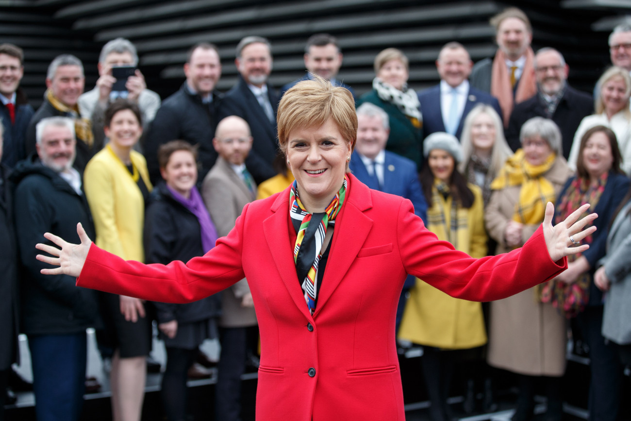 Nicola Sturgeon skót tartományi miniszterelnök, a függetlenségpárti Skót Nemzeti Párt, az SNP vezére a párt újonnan megválasztott képviselőivel a dundee-i Viktória és Albert Múzeum előtt 2019. december 14-én. Az SNP negyvennyolc mandátumot szerzett a két nappal korábbi előrehozott brit parlamenti választásokon, tizenhárommal többet, mint az előző megmérettetésen.
MTI/EPA/Robert Perry