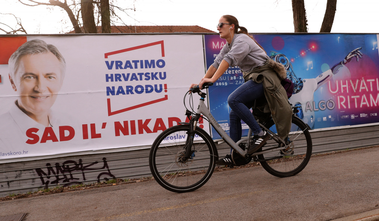Miroslav Skoro független jelölt, népszerű népdalénekes és üzletember választási plakátja Zágrábban 2019. december 18-án, négy nappal a horvát elnökválasztás előtt.
 A felirat jelentése: térjünk vissza a horvát néphez - most vagy soha.
MTI/EPA/Antonio Bat