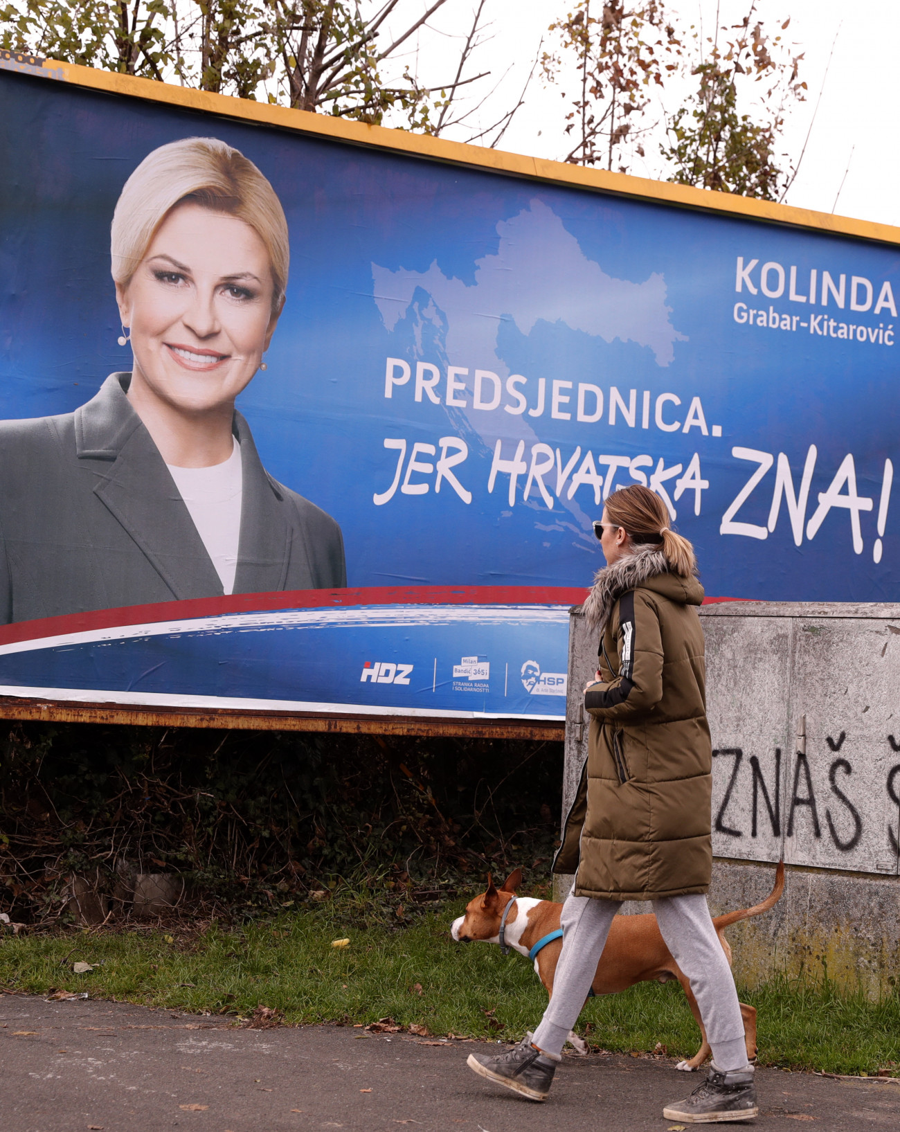 Kolinda Grabar-Kitarovic jelenlegi államfőnek, a kormányzó jobboldali Horvát Demokratikus Közösség (HDZ) jelöltjének választási plakátja Zágrábban 2019. december 18-án, négy nappal a horvát elnökválasztás előtt.
MTI/EPA/Antonio Bat