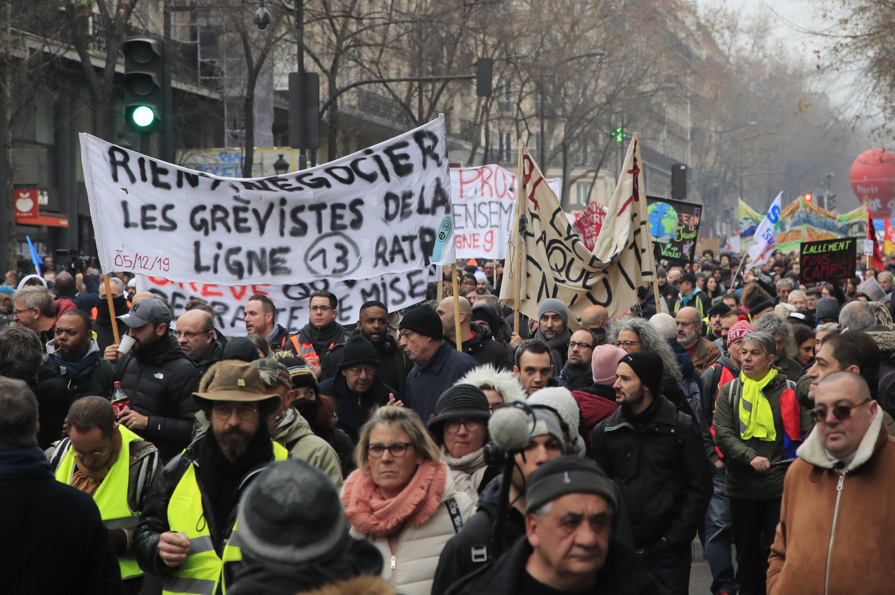 Párizs, 2019. december 28.
Tüntetők vonulnak Párizsban a kormány tervezett nyugdíjreformját ellenző általános sztrájk huszonnegyedik napján, 2019. december 28-án. A szakszervezetek december 4-én határozatlan idejű munkabeszüntetést hirdettek a jelenlegi 42-féle nyugdíjrendszer egységesítésére irányuló, pontrendszer alapú reformtervezet ellen.
MTI/AP/Michel Euler