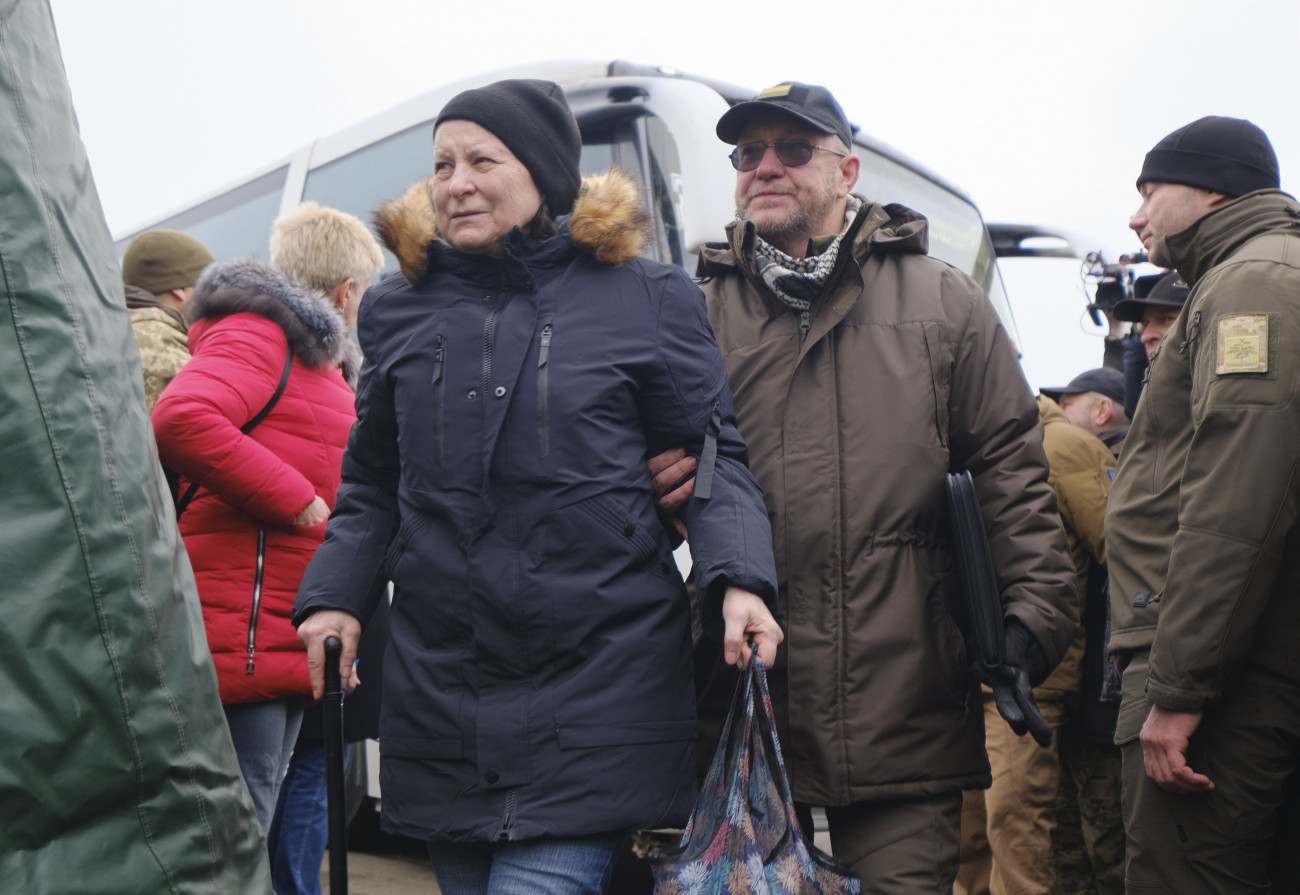 Horlivka, 2019. december 29.
Szabadon engedett ukránok az Ukrajna és a Donyec-medencei szakadár területek közötti újabb fogolycsere helyszínén a kelet-ukrajnai frontvonal mentén lévő Majorszke ellenőrző pontnál 2019. december 29-én. A Donyec-medencei fogolycserének még az év végéig történő végrehajtásáról a 