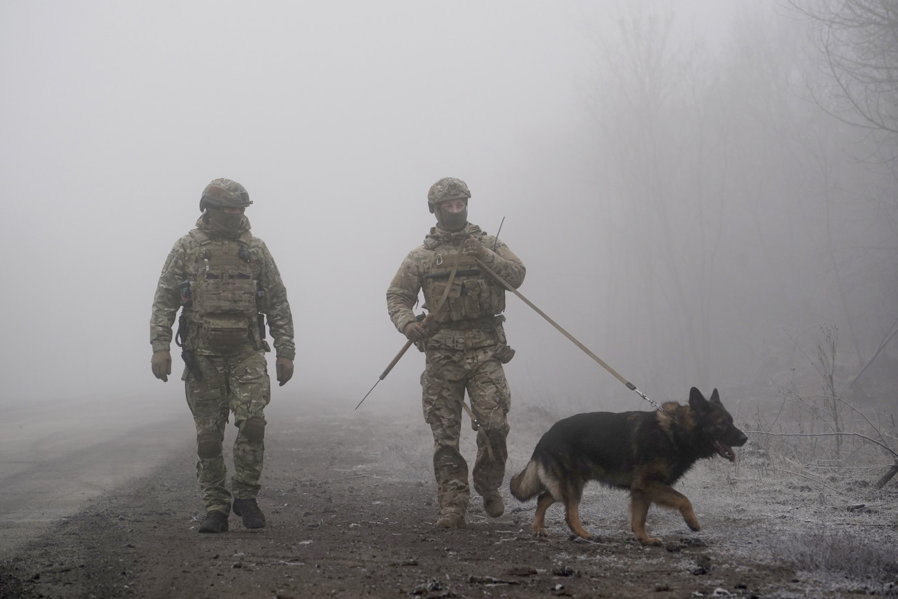 Majorszke, 2019. december 29.
Ukrán katonák az Ukrajna és a Donyec-medencei szakadár területek közötti újabb fogolycsere helyszínén a kelet-ukrajnai frontvonal mentén lévő Majorszke ellenőrző pontnál 2019. december 29-én. A Donyec-medencei fogolycserének még az év végéig történő végrehajtásáról a 