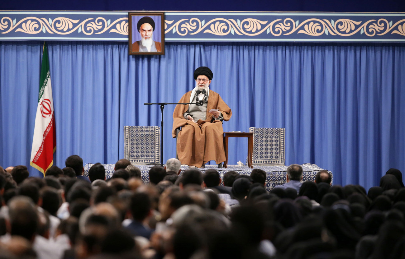 Teherán, 2020. január 1.
A Hamenei ajatollah sajtóirodája által közreadott képen Ali Hámenei ajatollah, Irán legfőbb vallási és politikai vezetője beszédet mond egy teheráni rendezvényen 2020. január 1-jén. Hamenei elítélte, hogy az Irakban állomásozó amerikai haderő légicsapásokat mért a Kataib Hezbollah nevű milícia öt iraki és szíriai létesítményére 2019. december 29-én.
MTI/EPA/Hamenei ajatollah sajtóirodája
