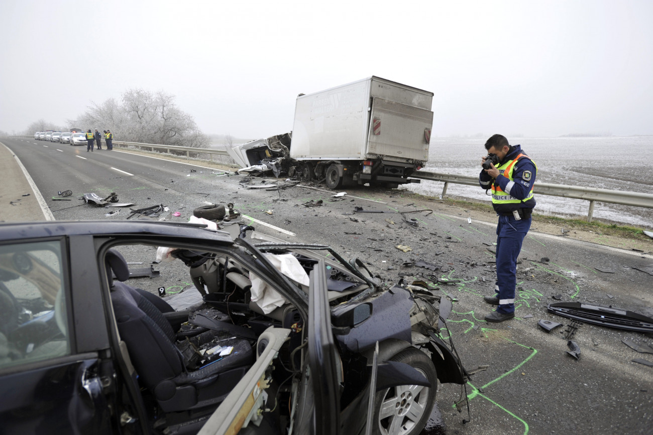 Ercsi, 2020. január 3.
Rendőr helyszínel egy összeroncsolódott személyautó mellett a 6-os főúton, Ercsi közelében 2020. január 3-án, miután a jármű összeütközött egy teherautóval. A balesetben egy ember meghalt.
MTI/Mihádák Zoltán