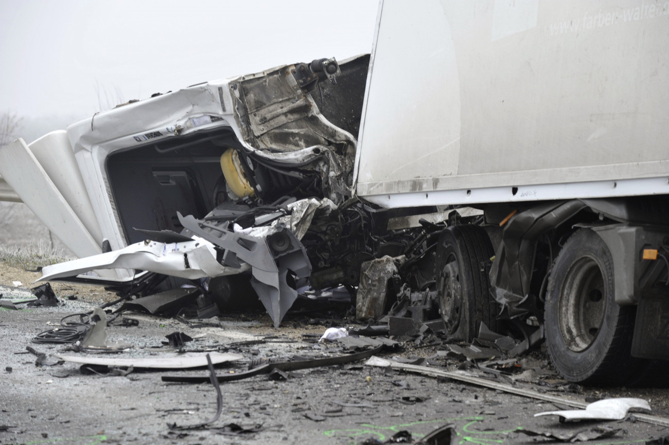 Ercsi, 2020. január 3.
Összeroncsolódott teherautó a 6-os főúton, Ercsi közelében 2020. január 3-án. A jármű összeütközött egy személyautóval, a balesetben egy ember meghalt.
MTI/Mihádák Zoltán