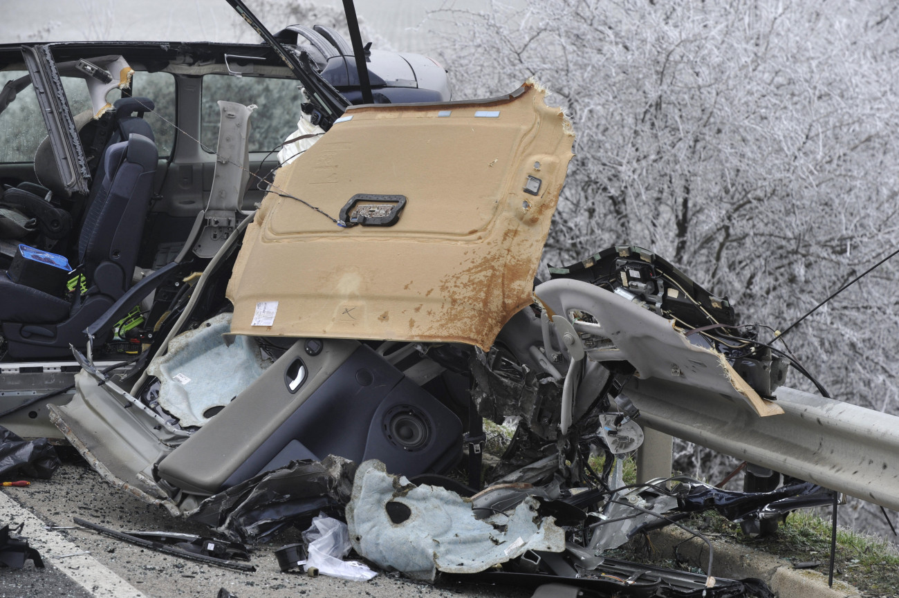 Ercsi, 2020. január 3.
Összeroncsolódott személyautó a 6-os főúton, Ercsi közelében 2020. január 3-án. A jármű összeütközött egy teherautóval, a balesetben egy ember meghalt.
MTI/Mihádák Zoltán