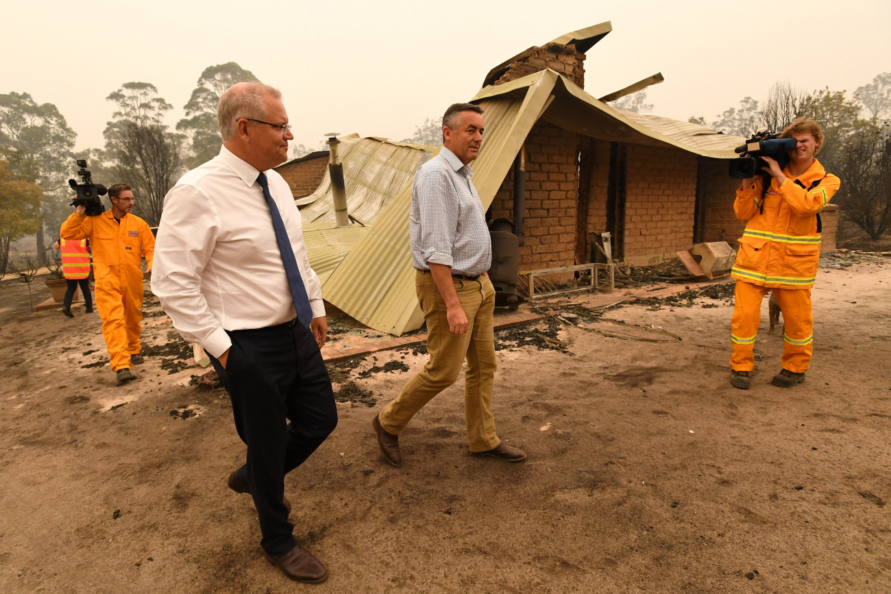 Sarsfield, 2020. január 3.
Scott Morrison ausztrál miniszterelnök látogatást tesz egy bozóttűzben megsemmisült családi gazdaságban a Victoria állambeli Sarsfieldben 2020. január 2-án. Az október óta tomboló bozót- és erdőtüzek miatt emberek tízezreit kell kimenteni Ausztrália délkeleti térségéből. Ausztrália-szerte 5,5 millió hektárnyi földterület égett le, 18 ember meghalt és több mint ezer ház vált a lángok martalékává.
MTI/EPA/AAP/James Ross