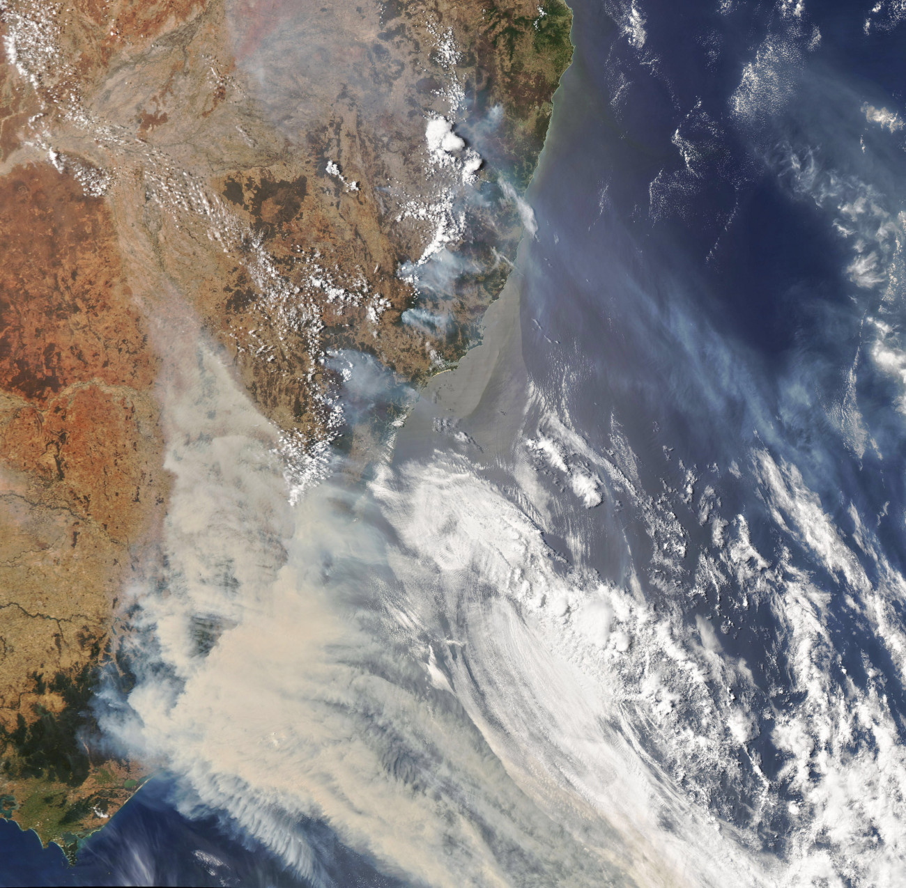 Ausztrália, 2020. január 3.
Az amerikai űrkutatási hivatal, a NASA Földi Obszervatóriuma által 2020. január 3-án közreadott kép az Ausztrália délkeleti részén pusztító erdőtűz füstjéről január 1-jén. Az október óta tomboló bozót- és erdőtüzek miatt emberek tízezreit kell kimenteni Ausztrália délkeleti térségéből. Ausztrália-szerte 5,5 millió hektárnyi földterület égett le, 18 ember meghalt és több mint ezer ház vált a lángok martalékává.
MTI/EPA