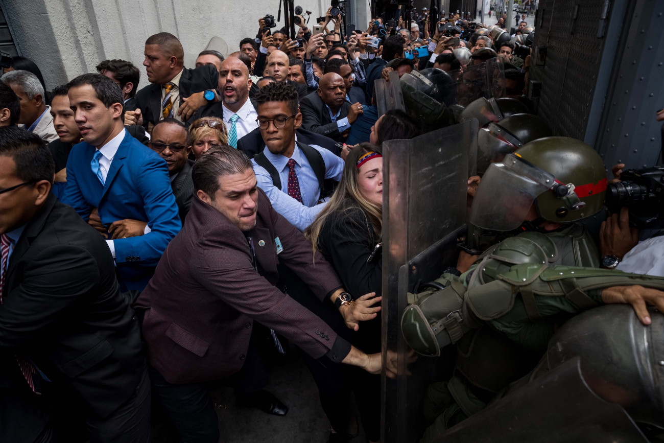 Caracas, 2020. január 5.
Juan Guaidó venezuelai ellenzéki vezető, parlamenti elnök (b) a törvényhozás épülete előtt Caracasban 2020. január 5-én, miután a rendőrség megakadályozta, hogy az ellenzéki képviselők bemenjenek a parlamentbe. Guaidót mintegy ötven ország Venezuela ideiglenes államfőjének ismeri el.
MTI/EPA/EFE/Miguel Gutiérrez