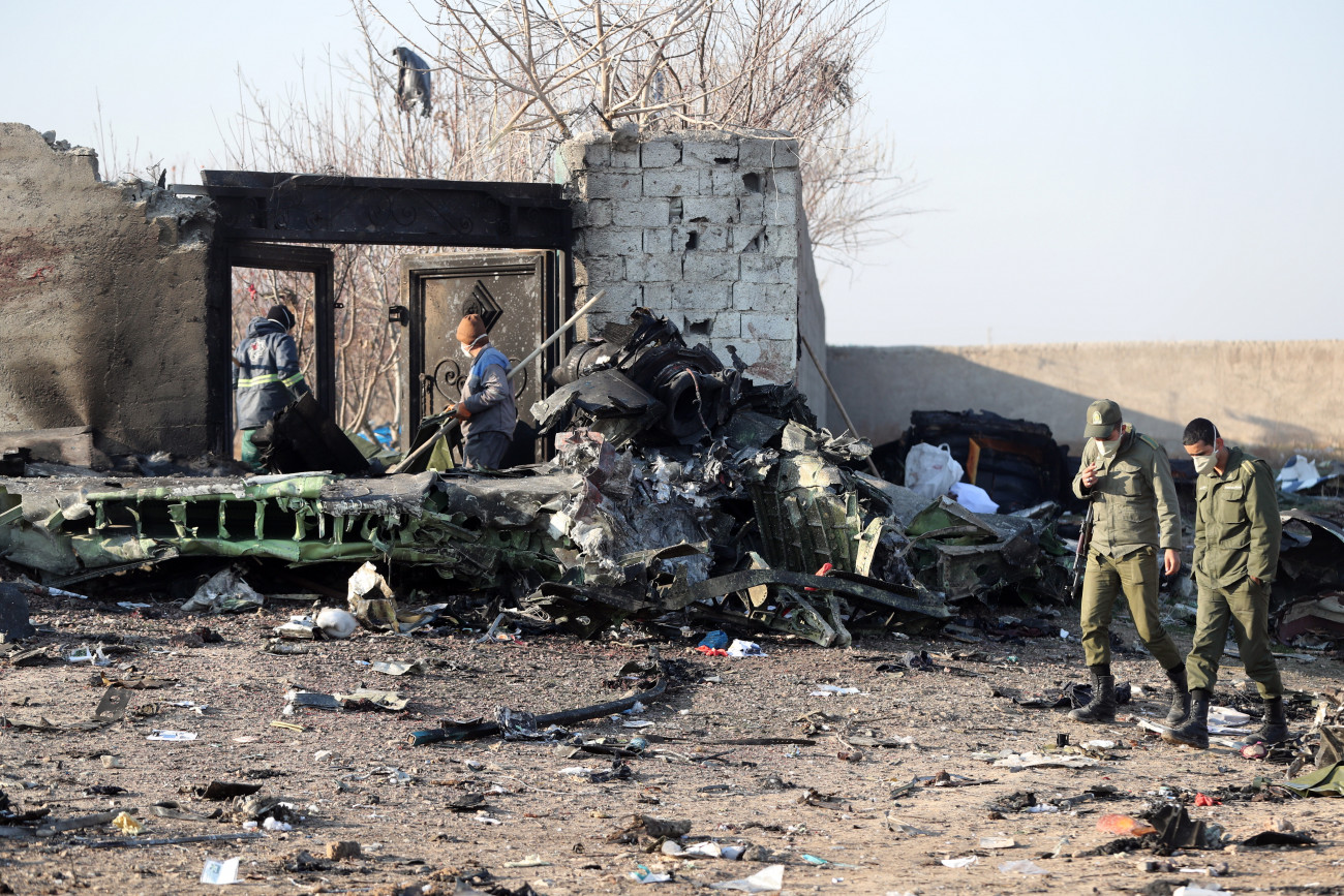Sahriár, 2020. január 8.
Katonák a lezuhant Boeing 737-es típusú ukrán utasszállító repülőgép roncsainál az iráni Sahriár város közelében 2020. január 8-án. A légi jármű hajnalban zuhant le 167 utassal és 9 fős személyzettel a fedélzetén, kevéssel a teheráni Khomeini Imám repülőtérről történt felszállás után. A szerencsétlenséget senki sem élte túl.
MTI/EPA/Abedin Taherkenareh