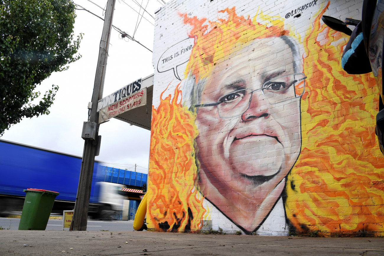 Scott Morrison ausztrál miniszterelnököt ábrázoló falfestmény a Melbourne-től keletre fekvő Tottenhamben 2020. január 7-én. Morrisont számos bírálat érte azért, mert kormánya nem kezeli megfelelően a katasztrófát. MTI/EPA/AAP/James Ross