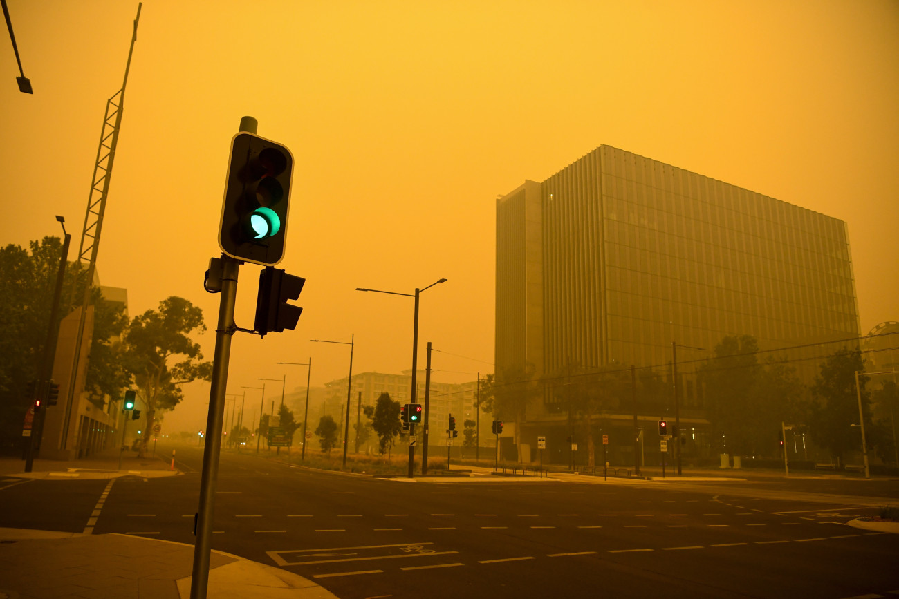 Elnéptelenedett utca, miután a bozóttűz füstje ellepte Canberrát 2020. január 5-én. Az október óta tomboló bozót- és erdőtüzek miatt emberek tízezreit kell kimenteni Ausztrália délkeleti térségéből. Ausztrália-szerte 5,5 millió hektárnyi földterület égett le, 21 ember meghalt és több mint ezer ház vált a lángok martalékává.
MTI/EPA/AAP/Lukas Coch