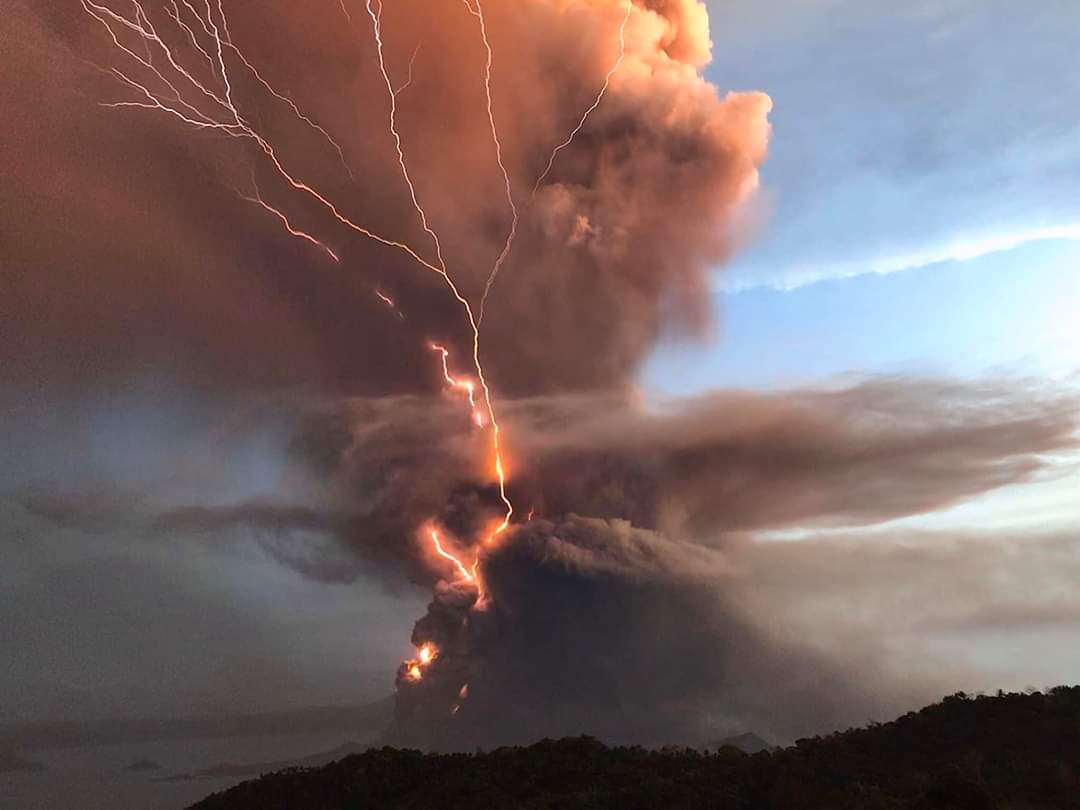 A felfelé gomolygó vulkáni hamufelhő 12-15 kilométer magasba emelkedett, miközben villámok tucatjai cikáztak benne.