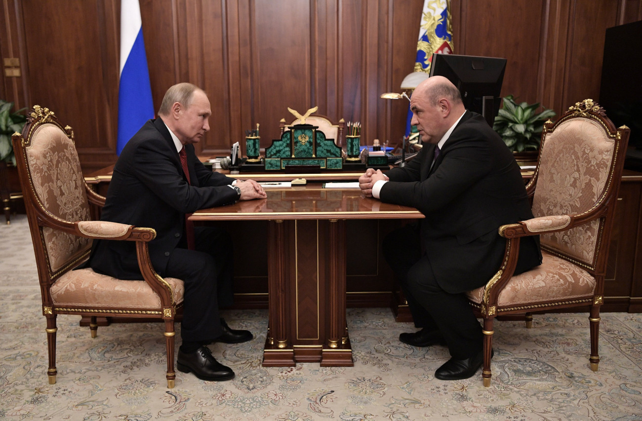 Moszkva, 2020. január 15.
Mihail Misusztyin, az orosz Szövetségi Adószolgálat vezetője (j) munkamegbeszélést tart Vlagyimir Putyin államfővel a moszkvai Kremlben 2020. január 15-én. Putyin az 53 éves közgazdászt jelölte ki a megüresedett miniszterelnöki posztra, Misusztyin pedig elfogadta a tisztséget. Dmitrij Medvegyev kormányfő a nap folyamán nyújtotta be lemondását azt követően, hogy Putyin az éves parlamenti beszédében a kormányzati rendszert érintő alkotmánymódosításokat terjesztett elő. Medvegyev a Putyin által vezetett orosz biztonsági tanács elnökhelyettese lesz.
MTI/EPA/Szputnyik/Kreml pool/Alekszej Nyikolszkij