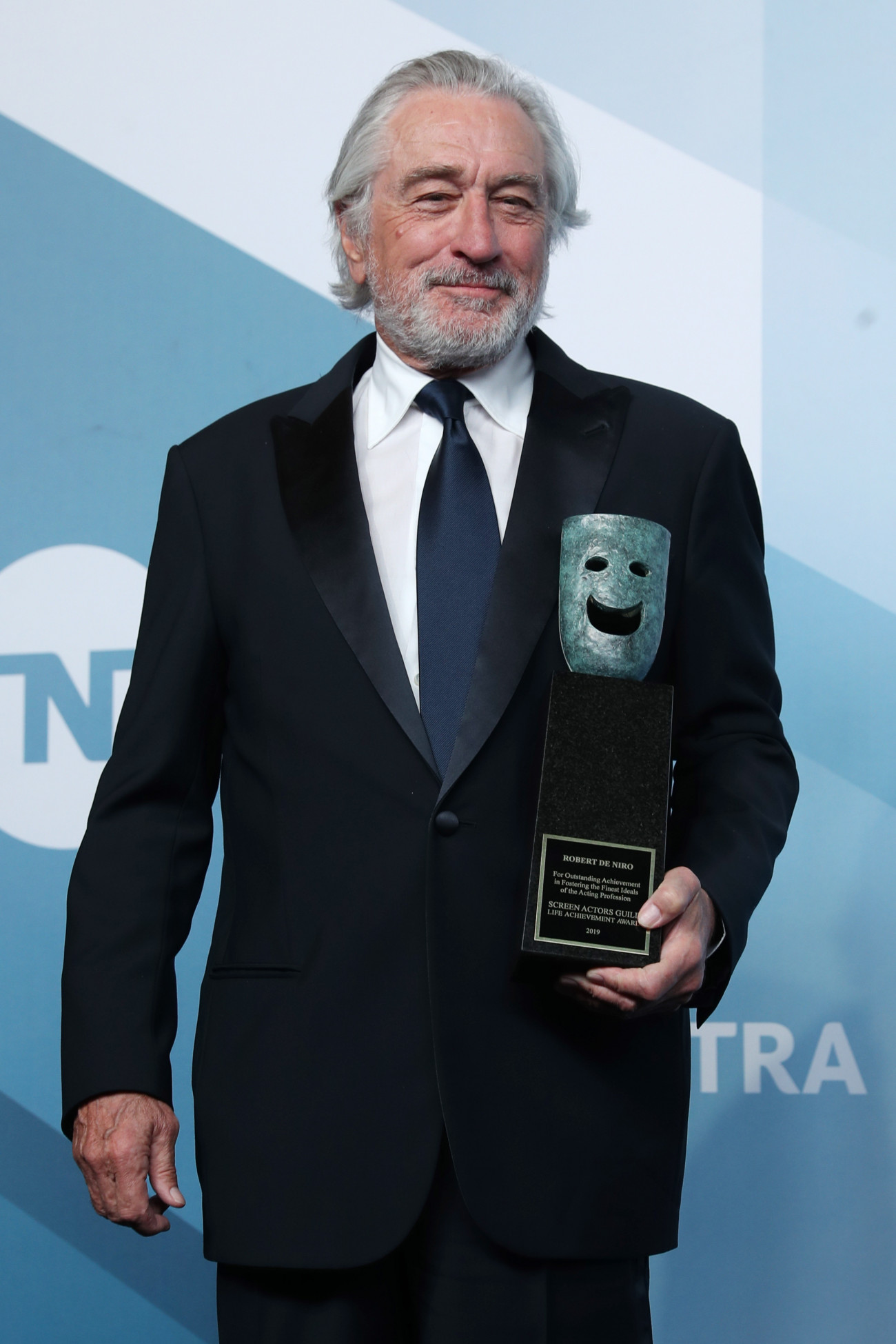Robert De Niro amerikai színész, miután életműdíjat vett át az amerikai film- és televíziós színészek céhe, a SAG (Screen Actors Guild) 26. díjkiosztó gáláján Los Angelesben 2020. január 19-én.
MTI/EPA/David Swanson
