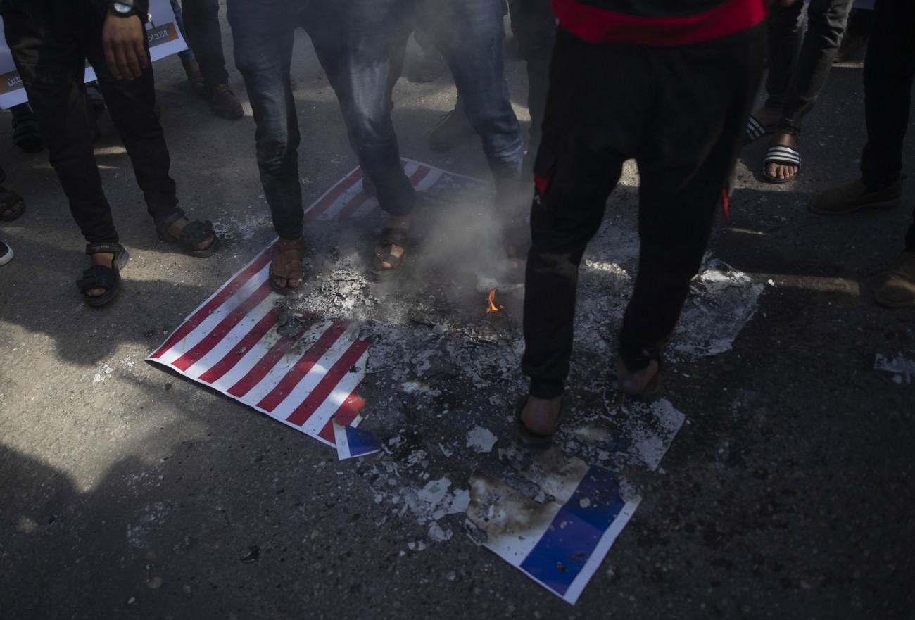 Gáza, 2020. január 28.
Az amerikai és az izraeli zászlót megjelenítő posztereket égetnek a Donald Trump amerikai elnök béketerve ellen tüntető palesztinok Gáza városában 2020. január 28-án. A Gázai övezetet uraló Hamász radikális palesztin szervezet vezetésével ezrek tüntettek az övezetben az amerikai kormányzatnak az izraeli-palesztin konfliktus rendezésére irányuló elképzelése ellen, amelyet Trump ezen a napon ismertetett Washintonban Benjámin Netanjahu izraeli kormányfő jelenlétében.
MTI/AP/Halil Hamra