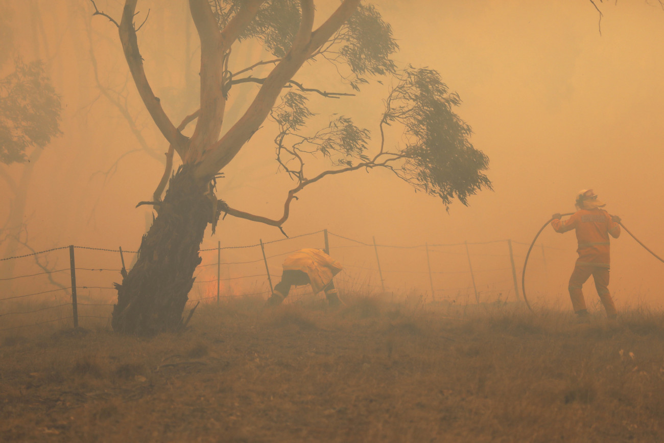Bredbo, 2020. február 2.
Tűzoltók küzdenek a lángok megfékezésén az Új-Dél-Wales államban fekvő Bredbóban 2020. február 2-án.
MTI/EPA/AAP/Sean Davey
