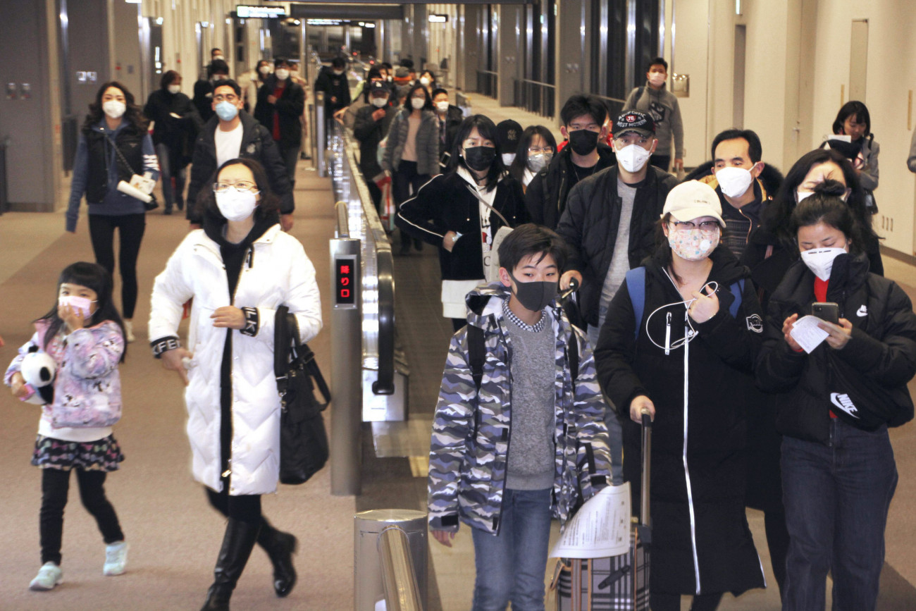 Tokió, 2020. január 25.
Az új, tüdőgyulladást okozó koronavírus terjedése miatt szájmaszkot viselnek az utasok a tokiói Narita repülőtéren a kínai holdújév első napján, 2020. január 25-én. Japánban három koronavírus-fertőzést jelentettek. Kínában a koronavírus halálos áldozatainak száma 41-re nőtt, ebből 39 haláleset a járvány kiindulópontjának számító kínai Hupej tartományban lévő Vuhan városban történt. A fertőzöttek száma 1287-re emelkedett Kínában.
MTI/AP/Kyodo News