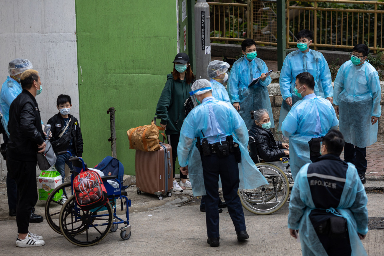 Hongkong, 2020. február 11.
Védőruhás rendőrök és egészségügyi dolgozók kiürítik a hongkongi Hong Mej társasházat 2020. február 11-én, miután két lakó szervezetében kimutatták az új koronavírust, emiatt pedig a többi lakót evakuálták és karanténba helyezték. Hongkongban 42-re emelkedett a fertőzöttek száma.
MTI/EPA/Jerome Favre