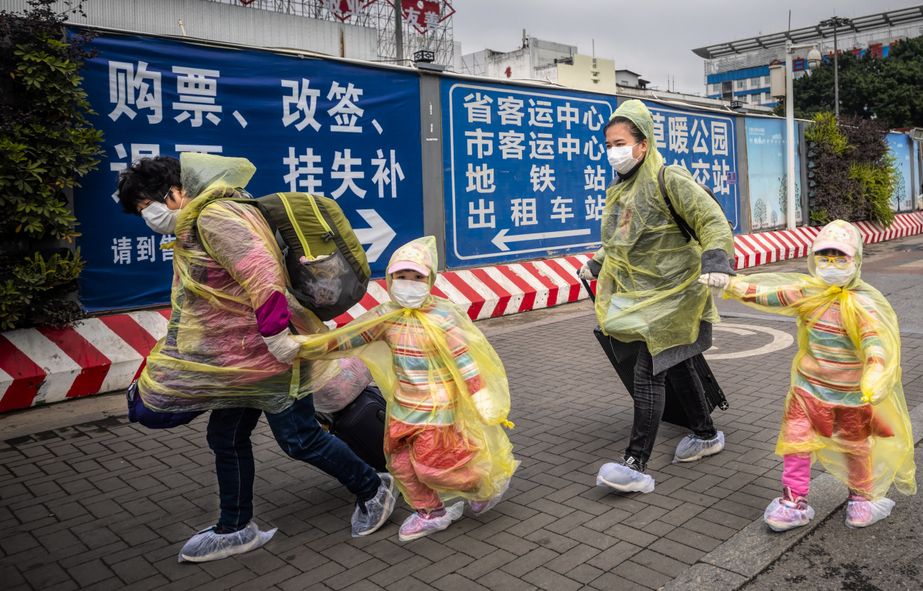 Kuangcsou, 2020. február 12.
Védőmaszkos utasok a kuangcsoui központi pályaudvarnál 2020. február 12-én. A koronavírus előidézte tüdőgyulladás halálos áldozatainak száma 1114-re emelkedett Kínában, a legtöbben a járvány gócpontjában, Hupej tartomány székhelyén, Vuhanban hunytak el.
MTI/EPA/Alex Plavevski