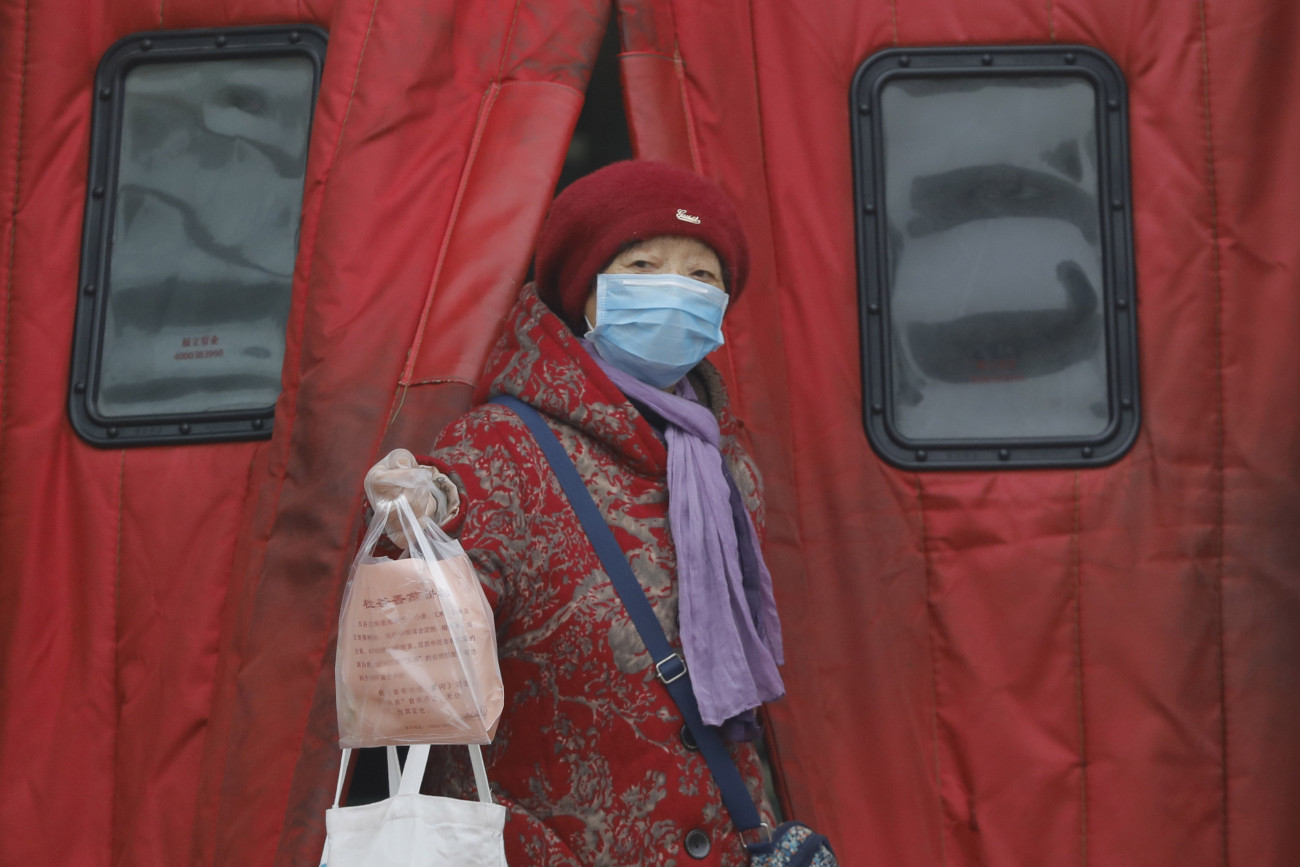 Peking, 2020. február 13.
Védőmaszkos nő távozik egy pekingi ABC-áruházból 2020. február 13-án, a koronavírus-járvány idején. A vírus előidézte tüdőgyulladás halálos áldozatainak száma 1367-re emelkedett Kínában, a legtöbben a járvány gócpontjában, Hupej tartomány székhelyén, Vuhanban hunytak el.
MTI/EPA/Vu Hong