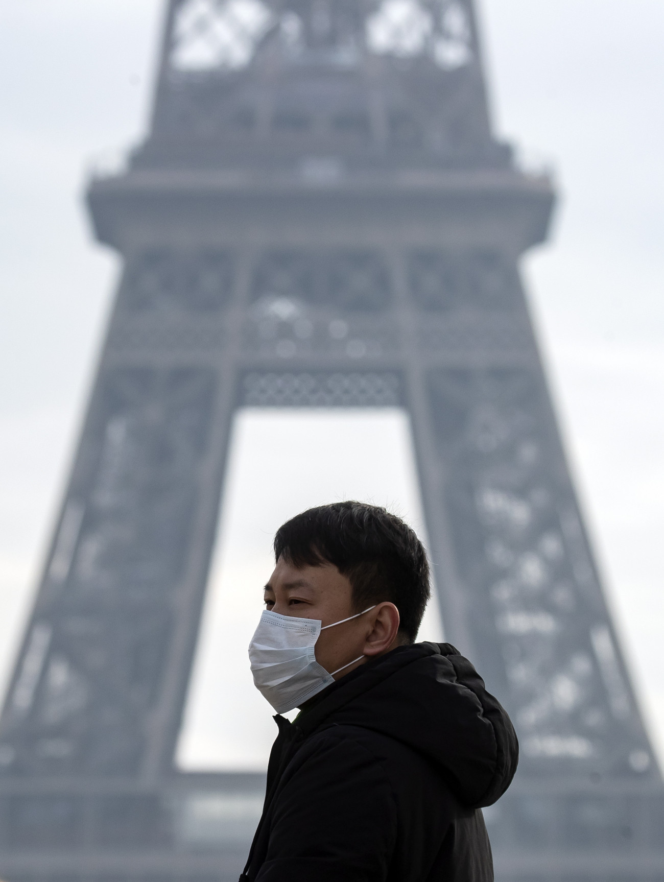 Az új, tüdőgyulladást okozó koronavírus terjedése miatt szájmaszkot visel egy turista a párizsi Eiffel-toronynál.
MTI/EPA/Ian Langsdon