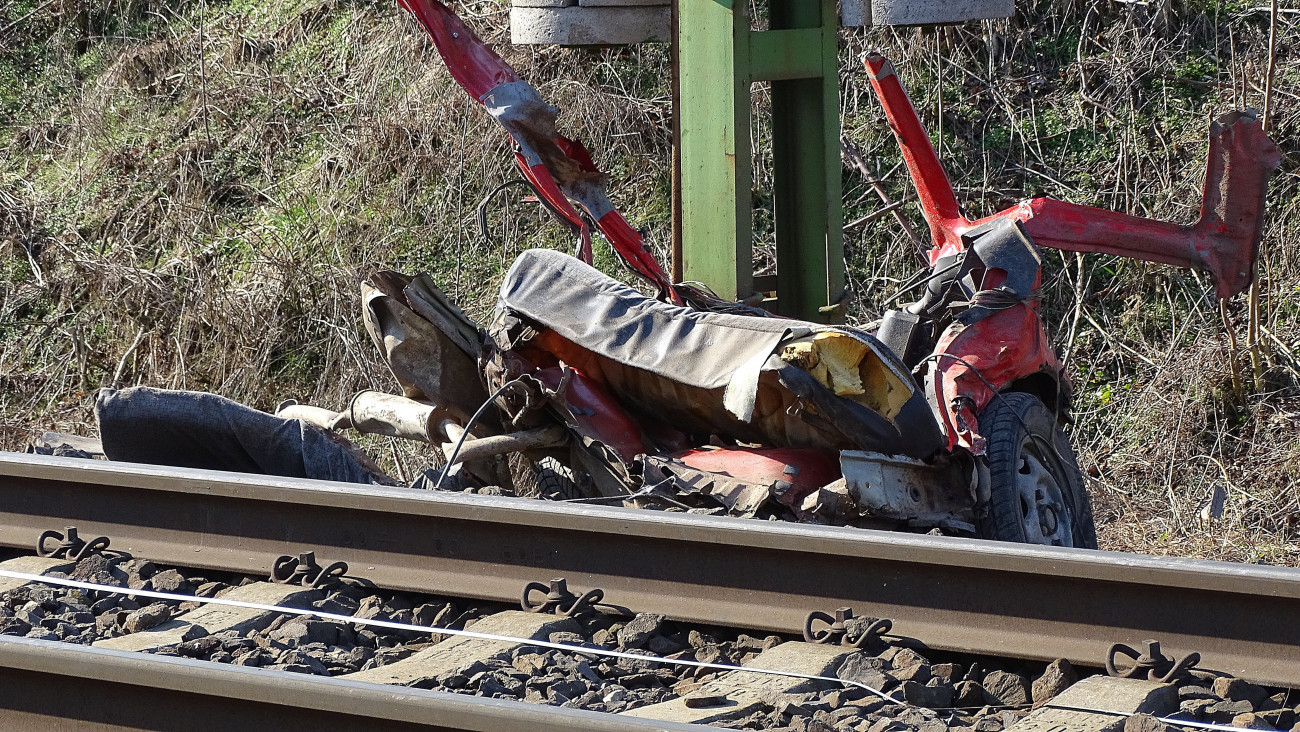 Kecskemét, 2020. február 16.
Vonattal ütközött személygépkocsi kettészakadt maradványai egy kecskeméti vasúti átkelőhelynél 2020. február 16-án. Az autó két utasa a helyszínen életét vesztette.
MTI/Donka Ferenc