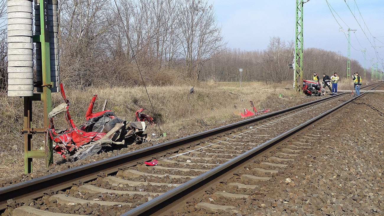 Kecskemét, 2020. február 16.
Vonattal ütközött személygépkocsi kettészakadt maradványai egy kecskeméti vasúti átkelőhelynél 2020. február 16-án. Az autó két utasa a helyszínen életét vesztette.
MTI/Donka Ferenc