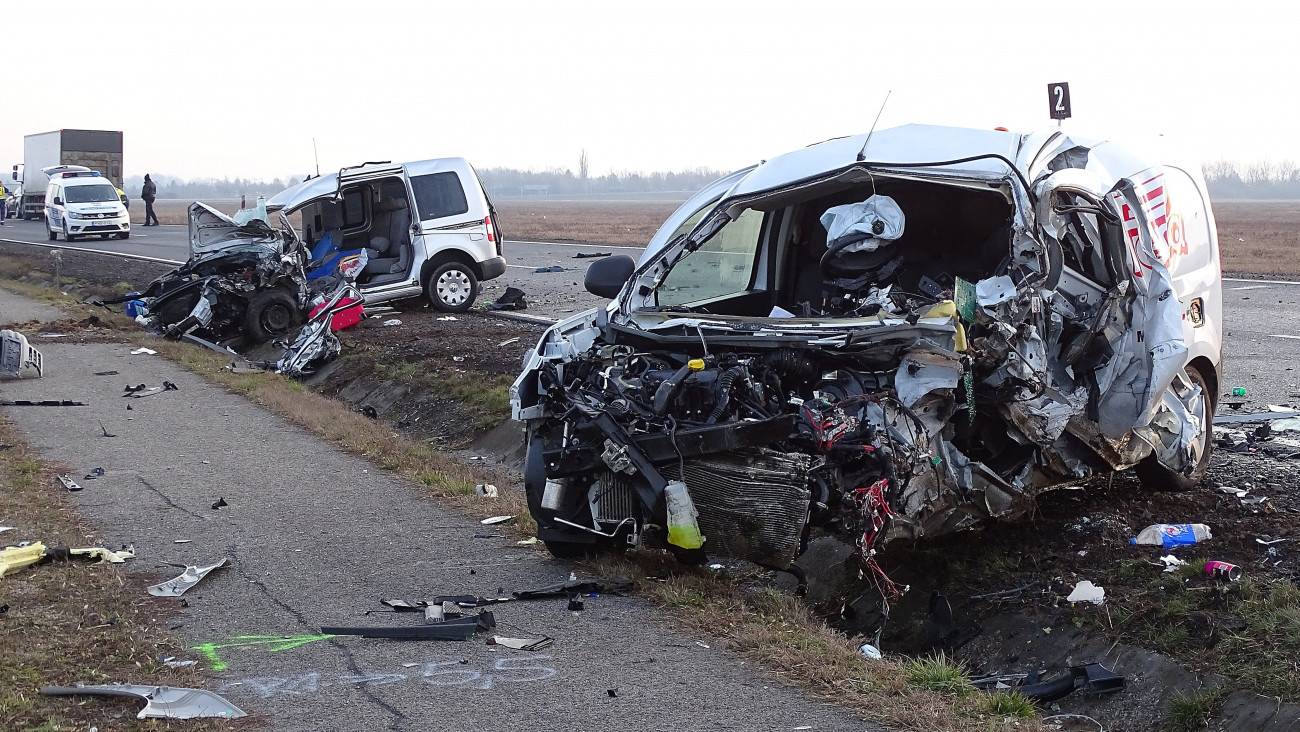 Ütközésben összetört autók a 4-es főút Szolnokot elkerülő szakaszán 2020. február 17-én. A járművek egy kamionnal ütköztek össze, a balesetben ketten súlyosan megsérültek.