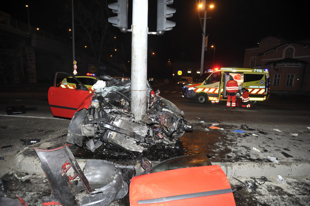 Budapest, 2020. február 16.
Villanyoszlopnak ütközött személygépkocsi roncsai Budapesten, a Váci úton 2020. február 15-én. A balesetben ketten súlyosan megsérültek.
MTI/Mihádák Zoltán