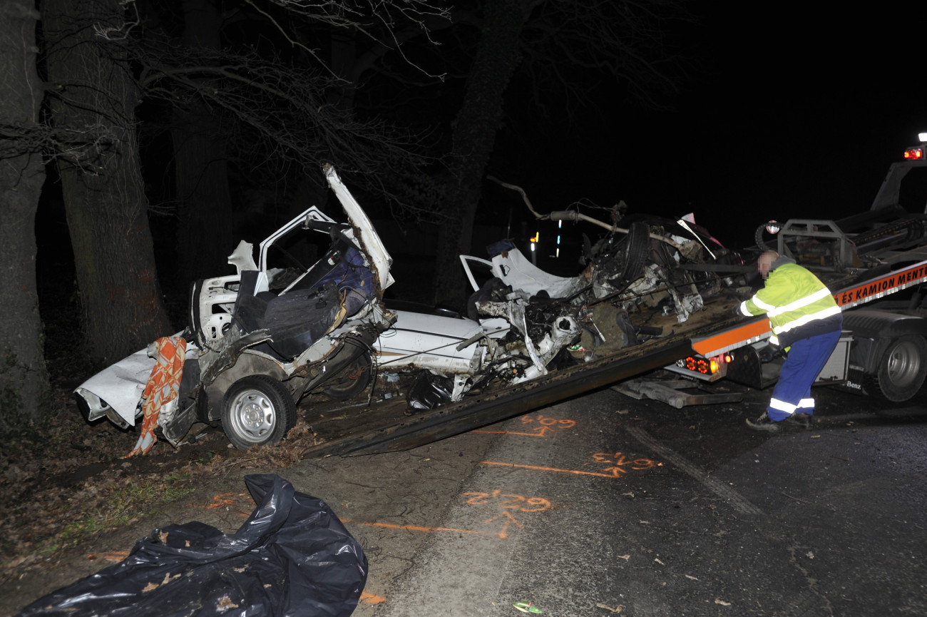 Ütközésben darabokra szakadt személygépkocsi roncsa Monorierdő belterületén, a 4-es főút 41-es kilométerénél 2020. február 17-én. Az autó egy fának csapódott, a vezetője a helyszínen meghalt.
MTI/Mihádák Zoltán