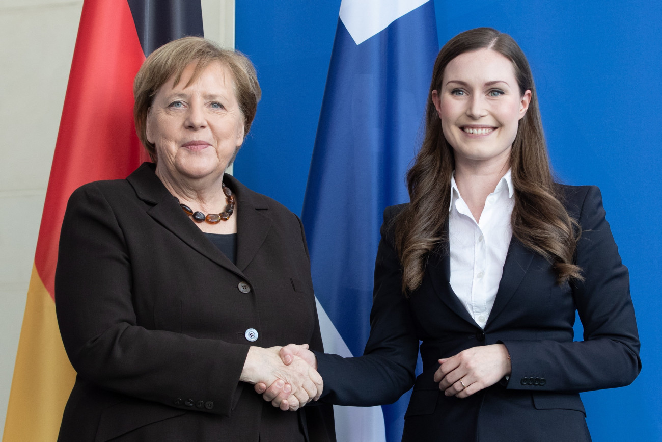 Angela Merkel német kancellár (b) és Sanna Marin finn miniszterelnök sajtóértekezletük után a német kancellári hivatalban 2020. február 19-én.
MTI/EPA/Hayoung Jeon