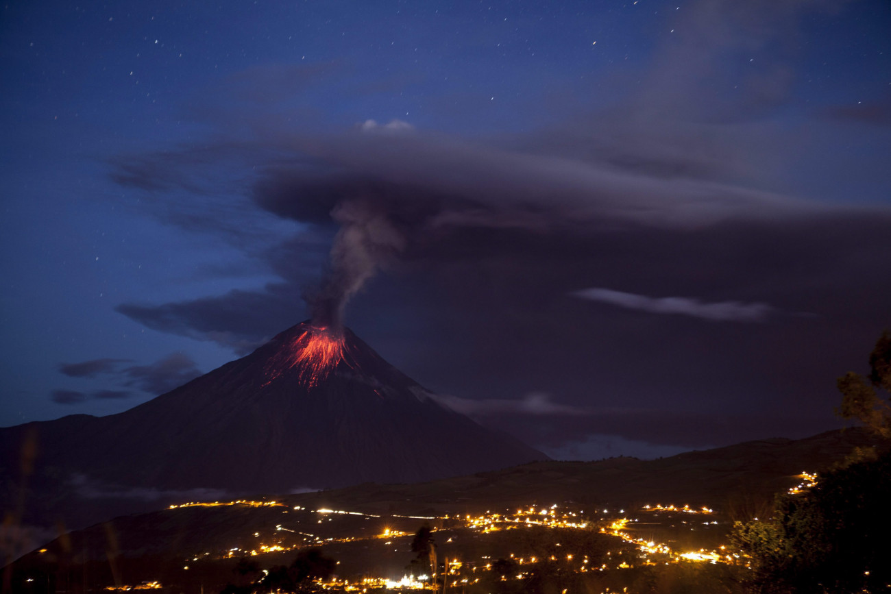 Huambalo, 2016. március 6.
Izzó lávát és vulkáni hamut bocsát ki a Tungurahua tűzhányó az ecuadori Huambalo közelében 2016. március 5-én. (MTI/EPA/José Jacome)