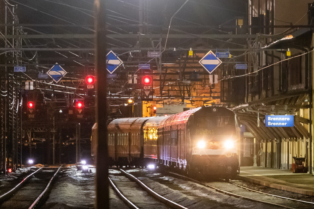 A Velencéből induló, Münchenbe tartó nemzetközi járat a dél-tiroli Brenner pályaudvaron 2020. február 23-án. Az osztrák hatóságok felfüggesztették a vasúti átkelést az Olaszországgal közös határon, miután a járaton két utasnál az új koronavírus fertőzés tüneteit állapították meg.
MTI/EPA/EXPA/Johann Groder
