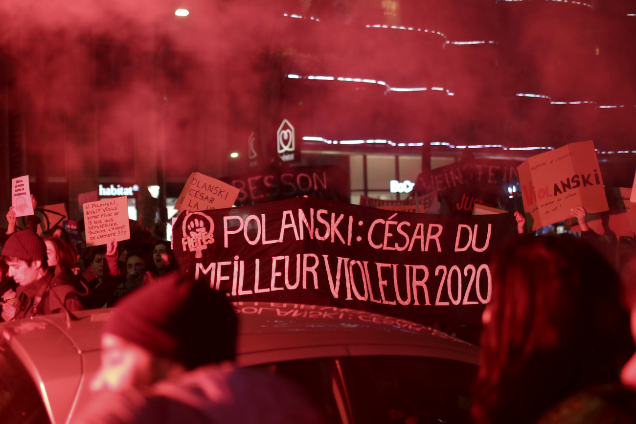 Paris, 2020. február 28.
Roman Polanski lengyel-francia rendezőt a 2020-as év legjobb nemi erőszaktevőjének nevező transzparenst tartanak az ellene tüntetők a César-díjak 45. átadási ünnepségének helyszínén, a párizsi Salle Pleyel koncertteremnél az átadóest kezdetén 2020. február 28-án. Polanski J'accuse (Vádolom) című filmje kapta a legtöbb jelölést a legjelentősebb francia filmes seregszemlén, a 86 éves rendező mégsem vesz részt a díjátadón. A nemi erőszak miatt az Egyesült Államok által negyven éve körözött Polanski a feminista szervezetek előre bejelentett tiltakozása miatt marad távol a rendezvénytől.
MTI/AP/Rafael Yaghobzadeh