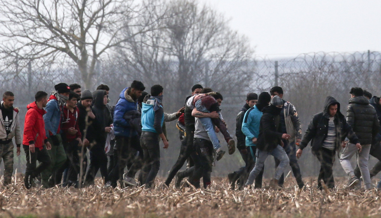 Edirne, 2020. március 4.
A görög-török határ török oldalán gyülekező illegális bevándorlók a görög rendőrökkel való összecsapásuk során megsérült társukat viszik Edirnében 2020. március 4-én. A török kormány február 28-án közölte, hogy nem tudja tovább feltartóztatni az Európai Unióba igyekvő migránsokat, és megnyitja a határokat előttük.
MTI/EPA/Erdem Sahin