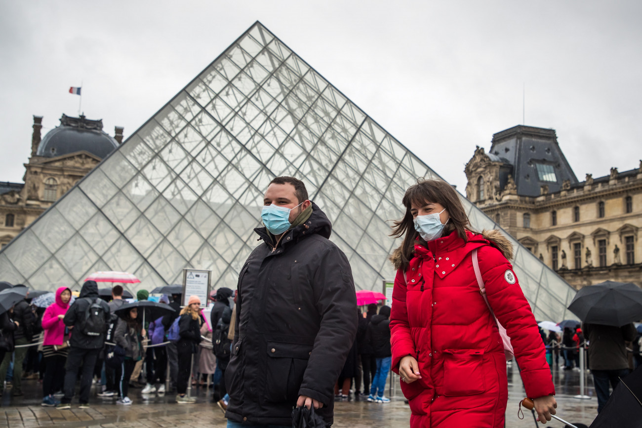 Szájmaszkot viselő látogatók várakoznak a párizsi Louvre múzeum bejárata előtt arra várva, hogy véget érjen a koronavírus-fertőzéstől tartó alkalmazottak tanácskozása 2020. március 2-án. Előző nap egész nap zárva maradt a világ leglátogatottabb múzeuma, mert az állománygyűlésen résztvevők úgy döntöttek, hogy élnek törvény adta jogukkal, miszerint megtagadhatják a munkát, ha a munkavégzés közvetlen veszélyt jelent az életükre vagy az egészségükre.
MTI/EPA/Christophe Petit Tesson