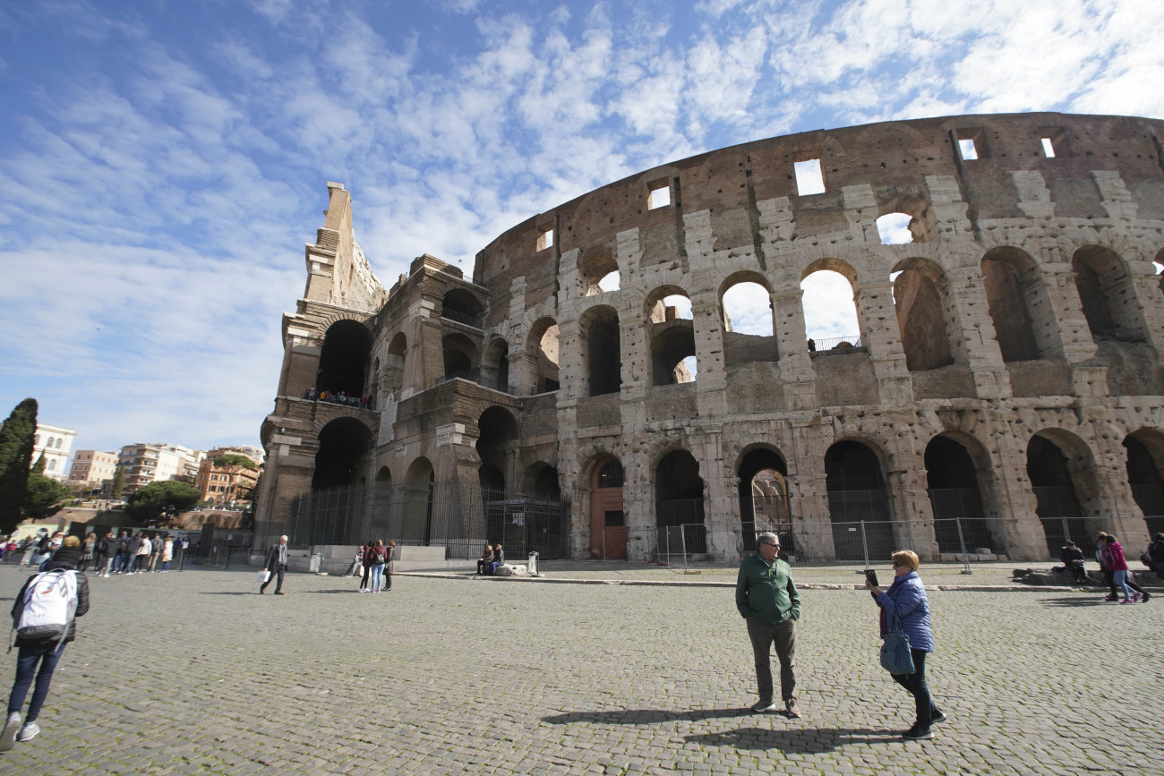 Alig néhány turista a római Colosseum előtt 2020. március 5-én. A tüdőgyulladást okozó új koronavírus járványának terjedése elleni védekezésképpen március 5-től minden oktatási intézmény működését felfüggesztették és más óvintézkedéseket is bevezettek Olaszországban, ahol a vírus 107 ember halálát okozta.
MTI/AP/Andrew Medichini