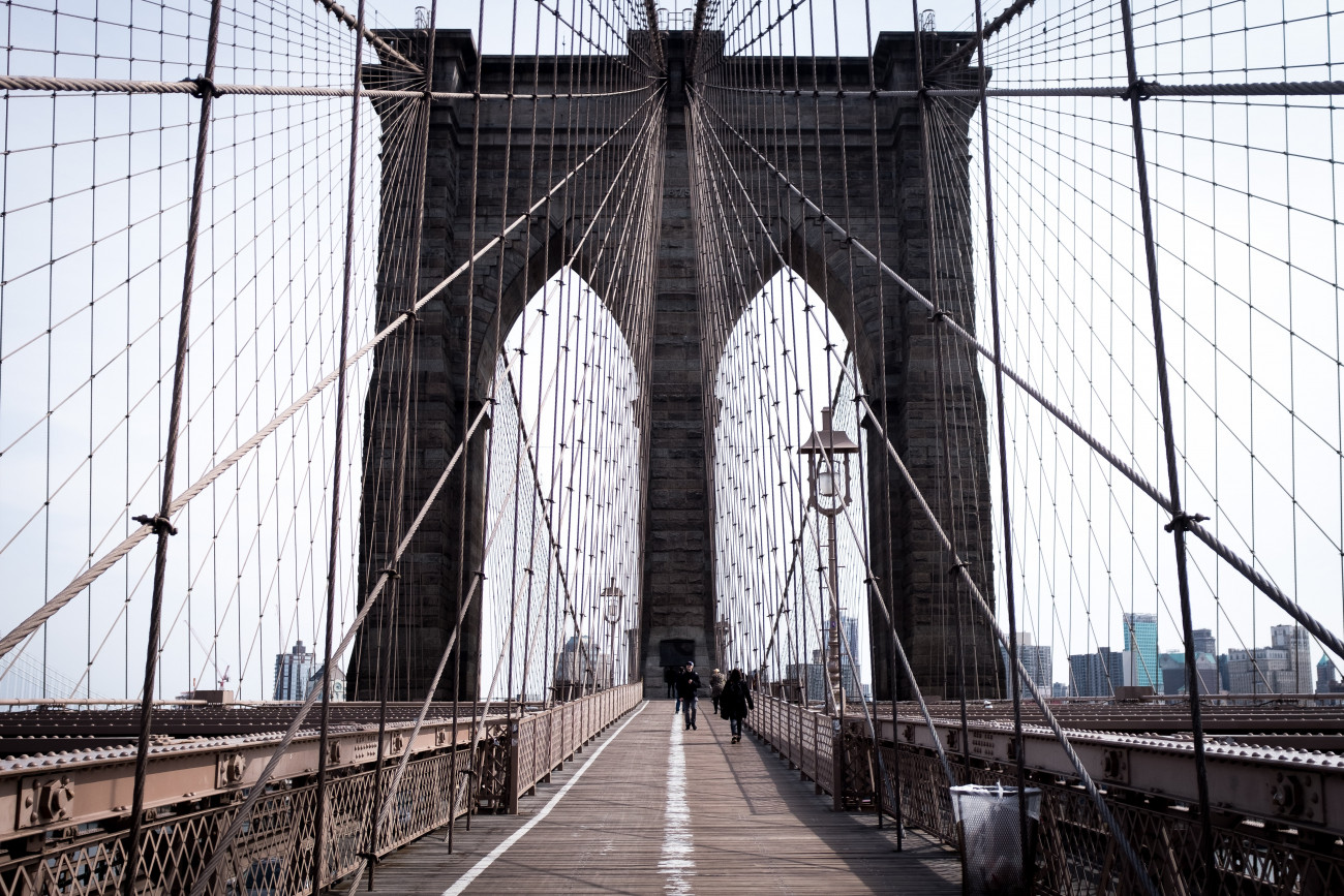 New York, 2020. március 19.
Szinte néptelen a New York-i Brooklyn híd gyalogjárója 2020. március 18-án. Az új koronavírus járványa terjedésének megakadályozására elrendelték a vendéglátóhelyek, mozik, szórakozóhelyek zárva tartását, és az otthoni munkavégzésre ösztönzik az embereket.
MTI/EPA/Alba Vigaray