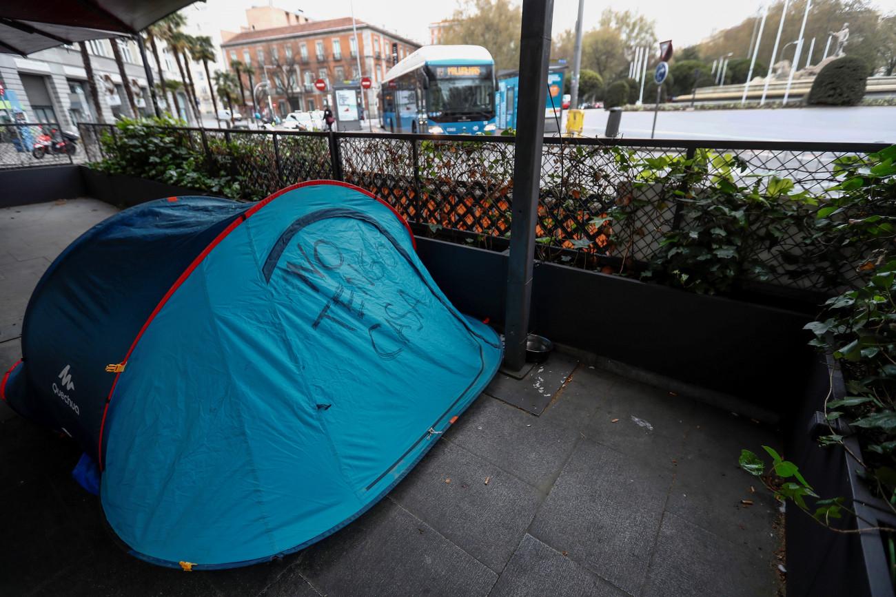 Barcelona, 2020. március 20.
Hajléktalan ember alszik egy sátorban Madrid egyik parkjában 2020. március 20-án. A sátorra írt felirat jelentése: Nincs otthonom. Spanyolországban a rendőrség és a csendőrség a hat napja elrendelt lakhelyelhagyási korlátozások betartásának ellenőrzését nagy erőkkel végzi. Az országban eddig 20412 fertőzöttet regisztáltak és 1041 ember vesztette életét.
MTI/EPA/EFE/Mariscal