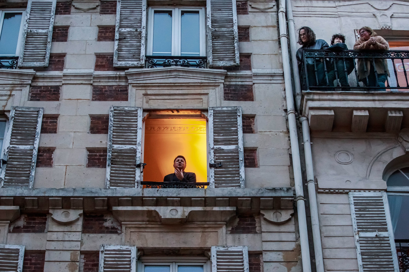 Párizs, 2020. március 22.
Stéphane Sénéchal francia tenor lakása ablakában állva énekel a koronavírus-járvány terjedésének megfékezése érdekében bevezett kijárási korlátozás idején Párizsban 2020. március 22-én. Franciaországban 14459-re nőtt a koronavírussal fertőzött személyek száma, 562-en életüket veszítették a betegségben.
MTI/EPA/Christophe Petit Tesson