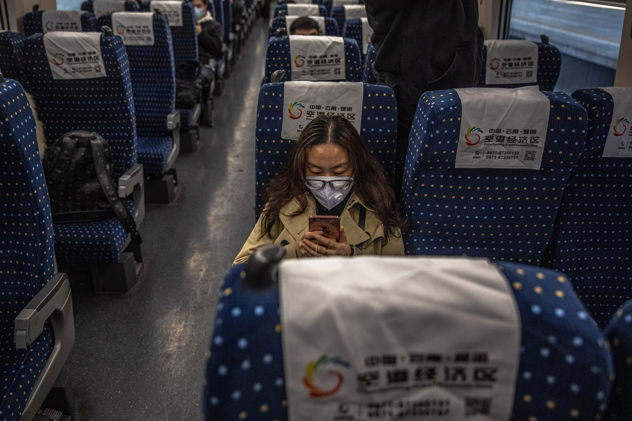 Peking, 2020. március 29.
Védőmaszkos utasok egy Vuhanba tartó vonaton egy pekingi pályaudvaron 2020. március 29-én. A hatóságok részlegesen újraindították a tömegközlekedést a koronavírus-járvány eredeti gócpontjának számító kínai nagyvárosban.
MTI/EPA/Roman Pilipej