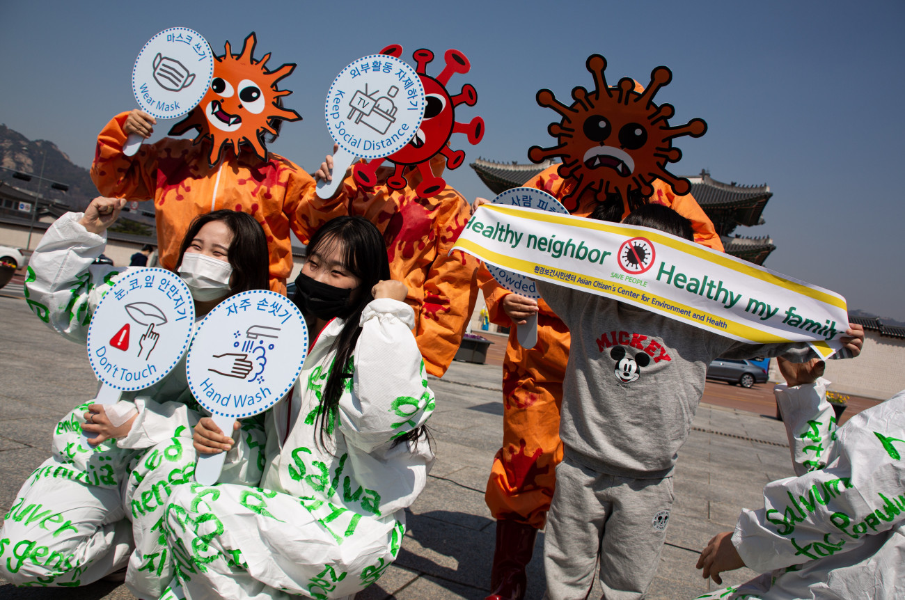 Szöul, 2020. március 30.
Dél-koreai környezetvédők a koronavírus tüskéit formázó maszkban hívják fel a figyelmet a koronavírus-járvány idejént elvárt higiénés óvintézkedések kötelező és rendszeres megtételére Szöul belvárosában 2020. március 30-án.
MTI/EPA/Dzson Hon Kjun