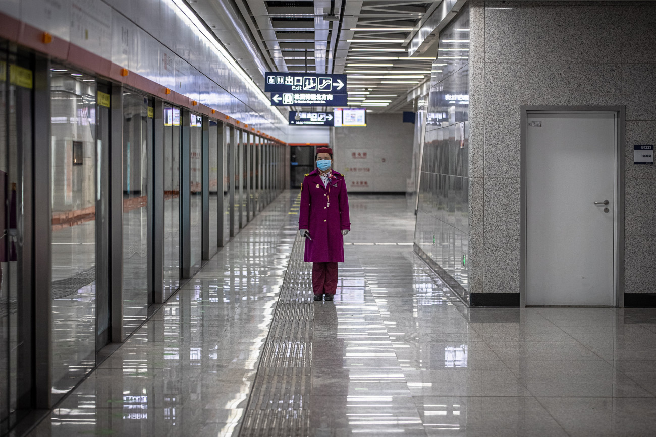 Vuhan, 2020. március 30.
Védőmaszkot viselő alkalmazott áll egy néptelen metróállomáson a közép-kínai Vuhanban 2020. március 29-én. A koronavírus-járvány eredeti gócpontjának számító 11 milliós nagyvárosban elkezdték feloldani a koronavírus-járvány miatt elrendelt korlátozásokat, részlegesen újraindították a tömegközlekedést, a több mint két hónapig tartó kijárási korlátozások után újra kinyitottak a kiskereskedelmi egységek. A város teljes megnyitását április 8-ra tervezik.
MTI/EPA/Roman Pilipej