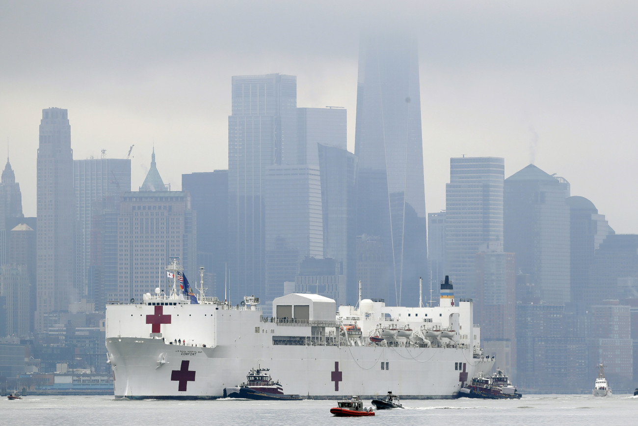 New York, 2020. március 30.
Az amerikai haditengerészet USNS Comfort kórházhajója Manhattan mellett halad el New York-i kikötője felé 2020. március 30-án. A tizenkét műtővel és ezer ággyal rendelkező hajó az érkezésétől számított 24 órán belül készen áll arra, hogy az új koronavírussal megfertőződött betegeket kezelő kórházakat tehermentesítve más kórokkal küzdő pácienseket fogadjon.
MTI/AP/Seth Wenig